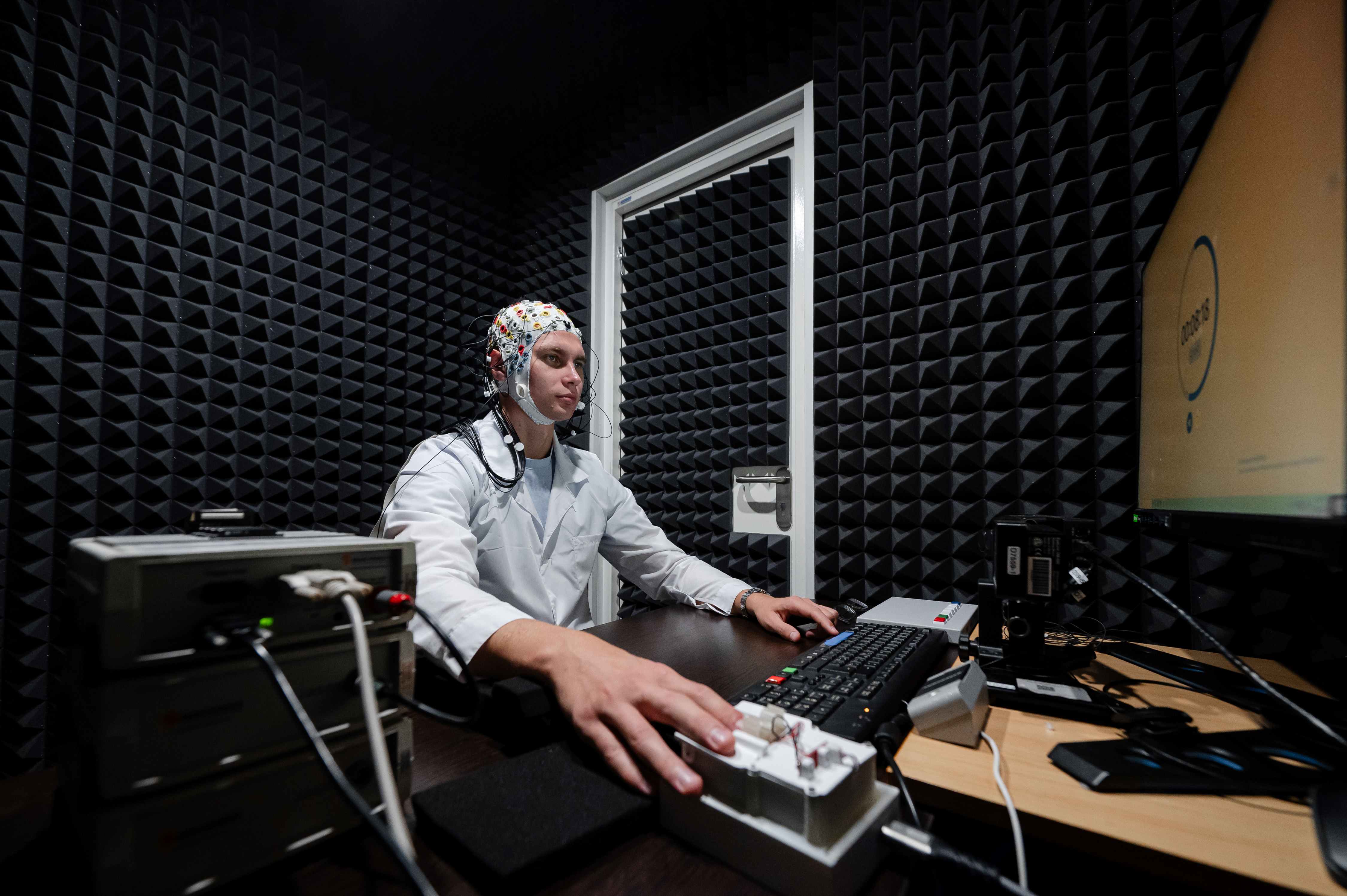 В Сириусе создают технологию, которая позволит почувствовать виртуальные объекты