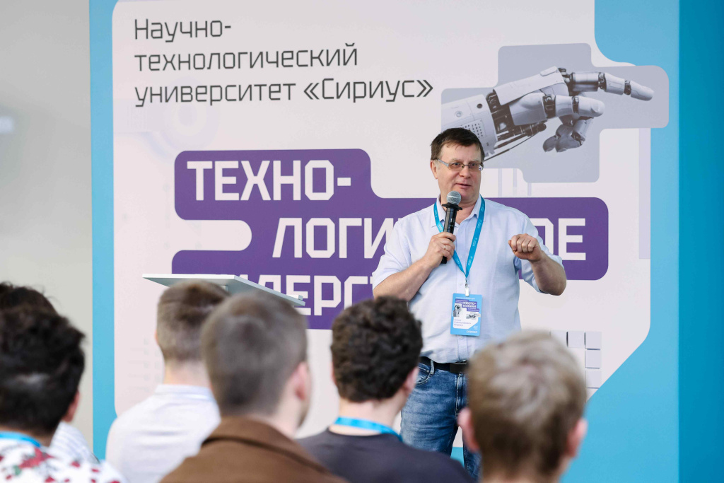 В Санкт-Петербурге стартовала школа-конференция по робототехнике